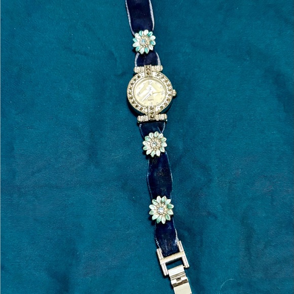 Blue and Silver Quartz movement Watch - Picture 7 of 9